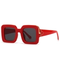 Gafas de sol cuadradas rojas de moda con detalles metálicos dorados y lentes oscuros - Rojo & Gris