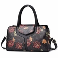 Detail des Vintage-Blumendrucks auf schwarzer Boston Bag mit goldenen Metallschnallen - Stil 2