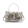 Sac à main blanc texturé avec nœud en cristal étincelant et imprimé argenté - Blanc