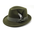 Détail du chapeau fedora en feutre vert foncé avec ruban gris et décor de plumes - M (56-58cm) / Vert Armée