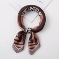Pañuelo cuadrado de seda con estampado de leopardo y bordes geométricos elegantes - Estilo #1 Pedido