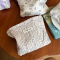 Détail macro de pochettes en coton à motifs floraux et étiquette tissée Simple Wish - Rayures Violet Café Fleurs Découpées