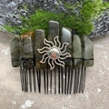 Dettaglio del pettine per capelli in labradorite fatto a mano con motivo a sole e filo metallico - Labradorite Filo Nero Sole d'Argento