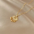 Detalle de un colgante de cerradura ruyi dorada con diamantes de imitación y bolitas - Oro-Candado Ruyi