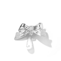 Élégante broche nœud argentée avec pendentif en perle goutte blanche sur fond blanc - Un Noeud Papillon Perle / Argent