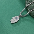 Colgante Mano de Fátima plateado con cristales azules y cadena de eslabones tipo box - Colgante con Cadena de Perlas / Color Acero