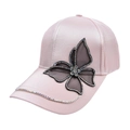 Detail einer rosa Satin-Basecap mit einem großen Schmetterling aus glitzerndem Strass - Rosa