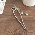 Épingle à cheveux étoile argentée avec double chaîne et perles blanches sur bois sombre - Épingle à Cheveux Argent Étoile à Cinq Branches Creuse avec Frange et Perle Artificielle (39#)