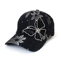 Détail de la casquette noire en dentelle avec fleurs et papillons ornés de strass brillants - Adulte 55-58cm / Noir
