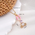 Hasen-Halskette in Rosa aus Titanstahl mit Perlen und Maßangaben auf Weiß - Rosa Hasenohren Goldene Kette (2548)