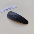 Nahaufnahme der schwarzen PU-Leder-Haarklammer mit Tropfenform und Lychee-Struktur - Tropfenform / Schwarz