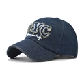 Dettaglio del cappello da baseball in denim lavato con ricamo patch NYC blu scuro - Regolabile / NYC Denim Scuro