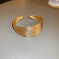 Vue macro d'un bracelet manchette multicouche doré avec design de fils métalliques - 13# Bracelet Jonc Ouvert Multicouche Doré