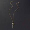 Dettaglio della collana personalizzata Sophia con ciondolo a fiore dorato - Fiore di Nascita di Aprile (Margherita) / Oro