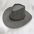 Détail d'un chapeau de cowboy gris foncé avec texture tressée et cordelette brune - 58cm Taille Unique / Lin Gris avec Corde