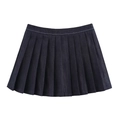 Minigonna a pieghe in denim blu scuro con silhouette a trapezio su sfondo bianco puro - XS / Blu scuro