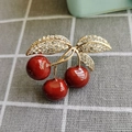 Broche cerise en émail avec fruits rouges et feuilles dorées en strass sur carreaux - Broche