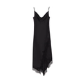 Elegante vestido lencero de satén negro con encaje y dobladillo asimétrico fondo blanco - XS / Negro