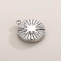 Primer plano de un colgante redondo de acero inoxidable plateado con diseño de estrella de ocho puntas - Color Acero (KLJ7626-Z)