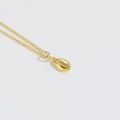 Minimalistische gouden geldzak hanger ketting met gegroefde textuur en fijne ketting - Open Schelp