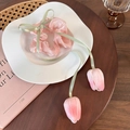 Detalle del coletero de tulipa rosa con cintas verdes y capullos colgantes - Coletero / Rosa