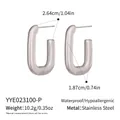 Detailopname van minimalistische U-vormige roestvrijstalen oorbellen met zilveren finish - Zilveren Stijl (YYE023100-P)