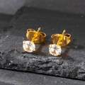 Detalle macro de pendientes de acero dorado de 4mm con circonitas redondas claras - 4mm / Dorado