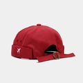 Détail du bonnet docker rouge avec broderie d'avion et sangle à boucle métallique réglable - Réglable / Rouge