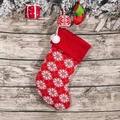 Rode gebreide kerstkous met wit sneeuwvlokpatroon en decoratieve pompon-details - Rode Sneeuwvlok