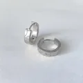 Orecchini a cerchio in acciaio inossidabile martellato color argento da 16mm - 16mm / Argento
