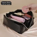 Große Kulturtasche in klassischem Schwarz aus glänzendem Leder mit doppeltem Reißverschluss - Schwarz