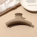 Close-up of matte milk tea large hair claw clip on elegant satin and ceramic plate - Milk Coffee Matte-Hanger