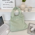 Sac fourre-tout en toile vert clair à pois blancs avec étiquette Sorakka sur bureau - Mousseline Paillettes Vert