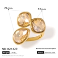 Vue détaillée d'une bague en acier inoxydable doré de 26 mm avec trois cristaux de champagne - Style Trois Cristaux Champagne (NB-R24429)