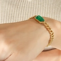Bracciale a catena cubana dorata con pietra smeraldo rettangolare centrale sul polso - Bracciale Oro Pietra di Vetro Verde / 15+5cm