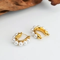 Eleganti orecchini a U in titanio dorato con sette perle bianche da donna - ER-X01 / Oro Perla a forma di U