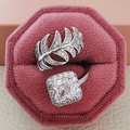 Anello regolabile a piuma d'argento e anello con halo quadrato in scatola rosa - Aperto Regolabile / Bianco