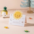 Kawaii-Sonnenkarte zum Kindertag mit süßen Sternen- und Wolkenmustern darauf - Warme Sonne