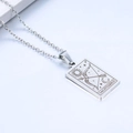 Dettaglio del ciondolo Sagittario argento con incisioni di sole e luna su catena - Sagittario / Argento