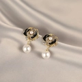 Orecchini pendenti dorati con camelia in smalto nero e perla bianca elegante - Orecchini di perle a fiore in smalto nero / Nero/Oro