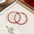 Makroaufnahme großer roter Emaille-Ohrringe in beige Schale mit Vintage-Karte im French-Stil - Silbernadel - Rot (5cm) / 5cm