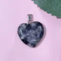 Pendentif coeur 20mm en pierre naturelle grise avec fermoir argenté sur fond rose - 36-Labradorite
