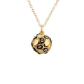Goldkette mit kugelförmigem Evil-Eye-Anhänger und Emaille-Details auf weißem Hintergrund - Schwarz
