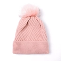 Detalle del gorro de punto rosa con patrón de espiga y pompón de piel sintética - Gorro de Punto Geométrico / Rosa