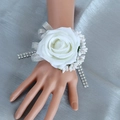 Eleganter weißer Rosen-Handgelenkschmuck mit Silberband und glänzendem Strass-Armband - Handgelenk-Korsage - Weiß