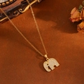 Detailansicht einer goldenen Elefanten-Halskette mit funkelnden Zirkon-Details am Anhänger - Goldener Elefant Stil (T029)