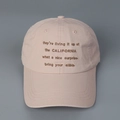 Détail de la broderie sur casquette de baseball en coton rose clair avec visière courbée - L (58-61cm) / Rose