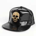 Detalle de gorra de béisbol de cuero sintético negro con calavera dorada y remaches - Ajustable / Negro