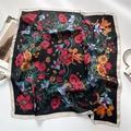 Flachbild eines schwarzen quadratischen Seidenschals mit Blumenmuster und beigem Rand - Schwarz