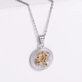 Collier zodiaque argenté avec pendentif Gémeaux doré sur fond gris épuré - Gémeaux